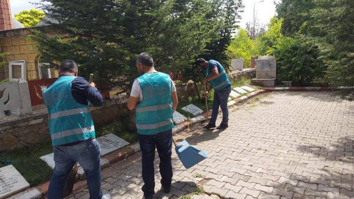 Kırıkkale\'de şehitliğin bakımını hükümlüler yaptı