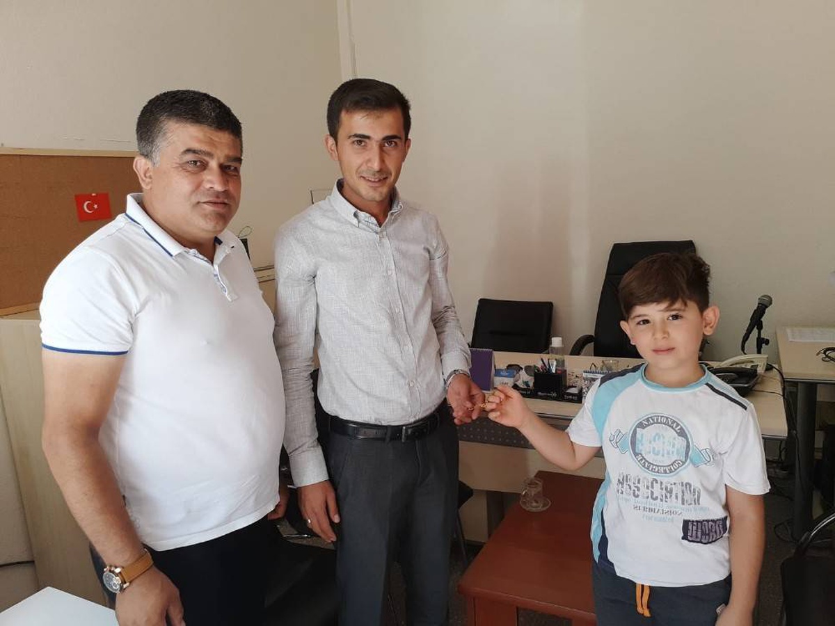 Küçük çocuk düğünde bulduğu altın kolyeyi sahibine teslim etti