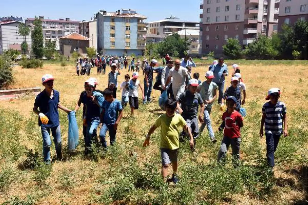 Kuran Kursu öğrencileri mezarlıkları temizledi