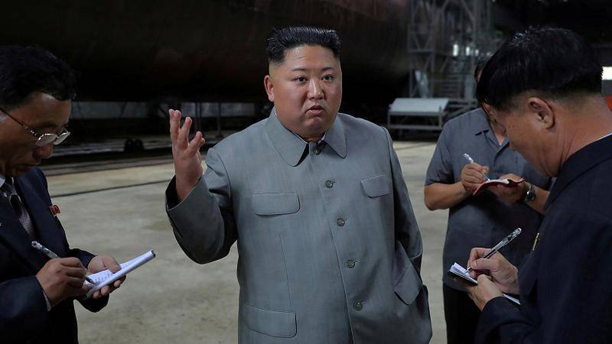Kuzey Kore\'den ABD\'ye mesaj: Kim Jong Un yeni \'nükleer\' denizaltıyı teftiş etti