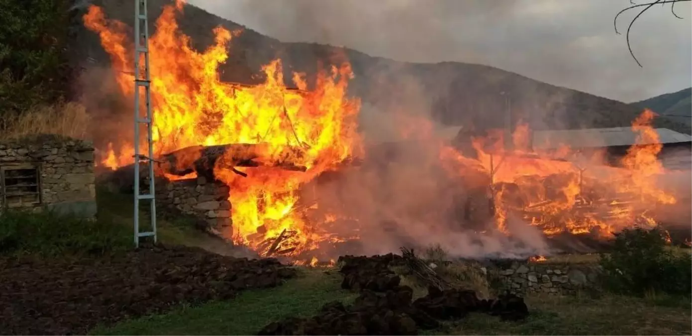 Mahallede çıkan yangın 8 saat sonra kontrol altına alınabildi