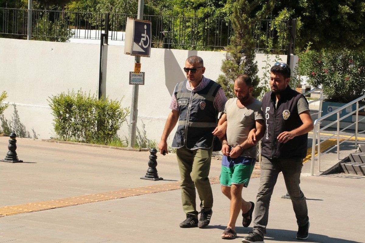 Manavgat\'ta polis aranan 2 kişiyi otomobilde yakaladı