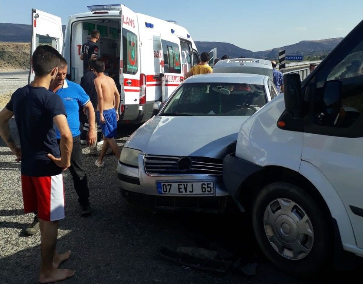 Minibüs ile otomobil çarpıştı