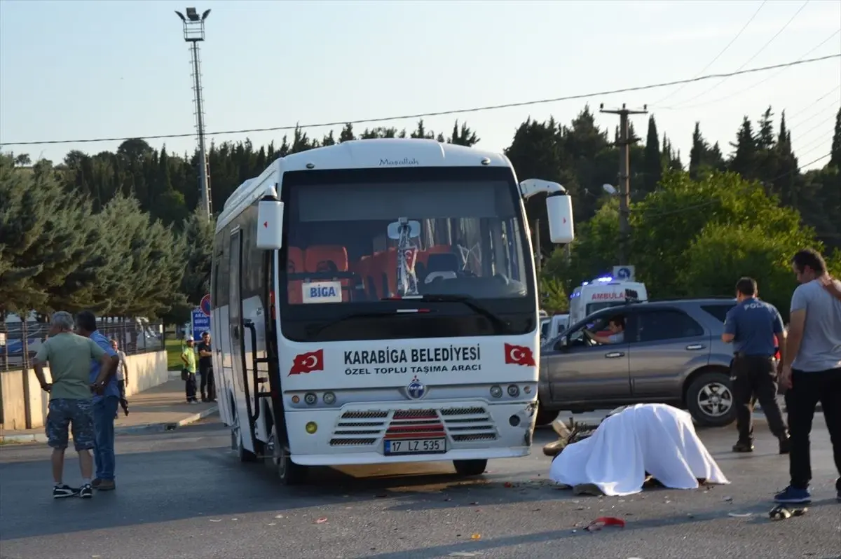 Minibüsle çarpışan motosikletin sürücüsü hayatını kaybetti