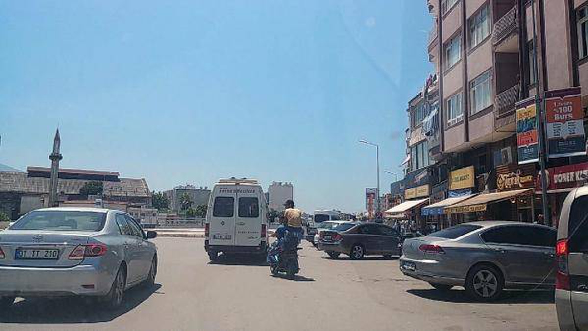 Motosiklette damacana üzerinde tehlikeli yolculuk