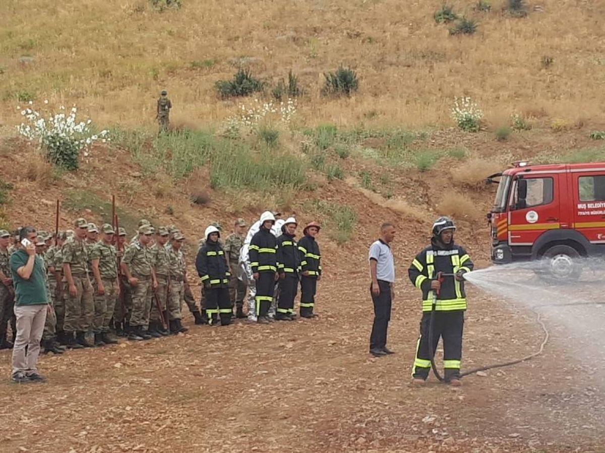 Muş Belediyesinden askerlere yangın eğitimi
