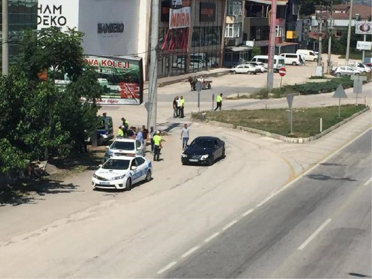 Otobüs beklerken geri manevra yapan kamyonun altında kaldı