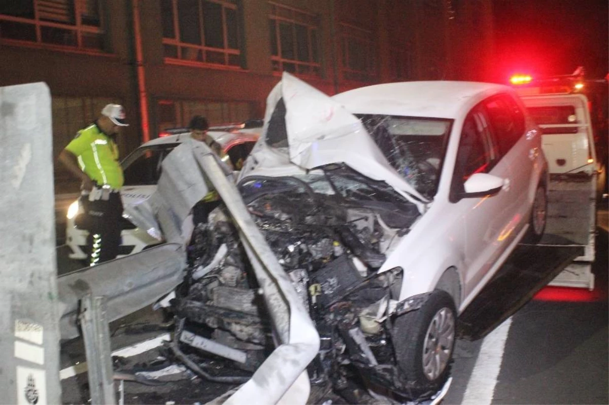Otomobil bariyerlere saplandı: Sürücüyü emniyet kemeri kurtardı