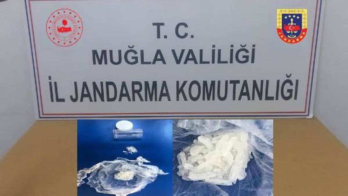 Otomobildeki uyuşturucuya 3 tutuklama