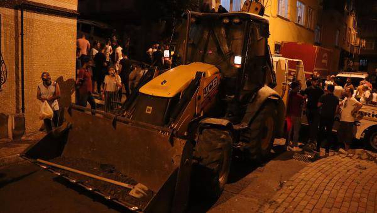 Otomobillere çarpan iş makinası kaldırıma çıktı