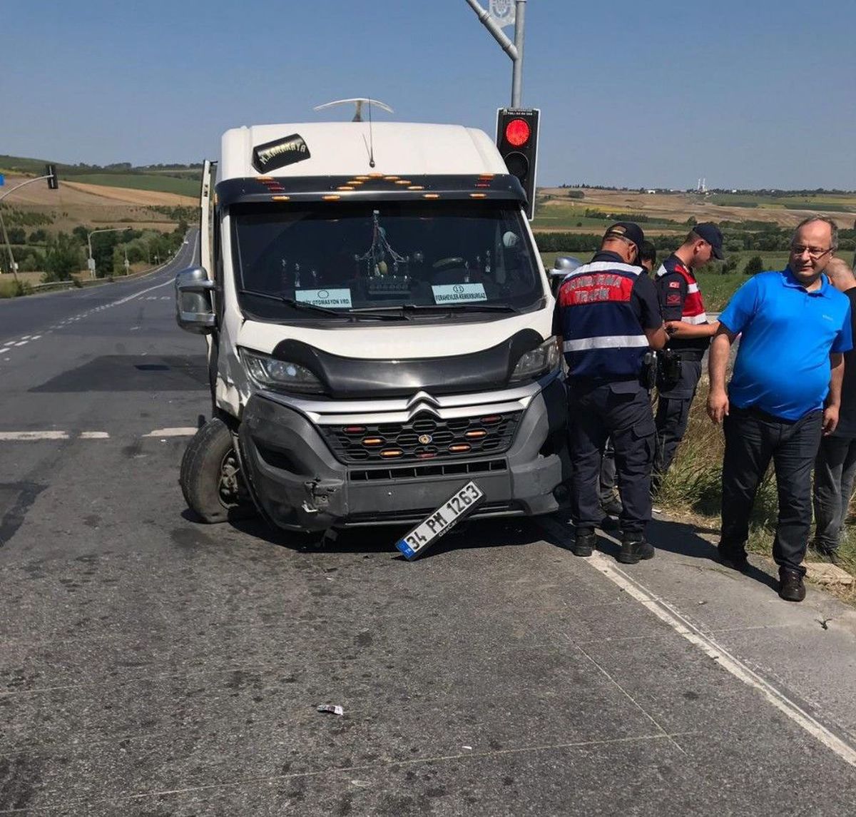 (Özel) Arnavutköy\'de iki araç kafa kafaya çarpıştı: 4 yaralı