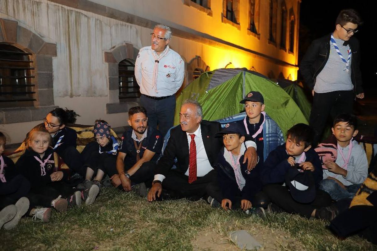 Rektör Çomaklı, izcileri yalnız bırakmadı