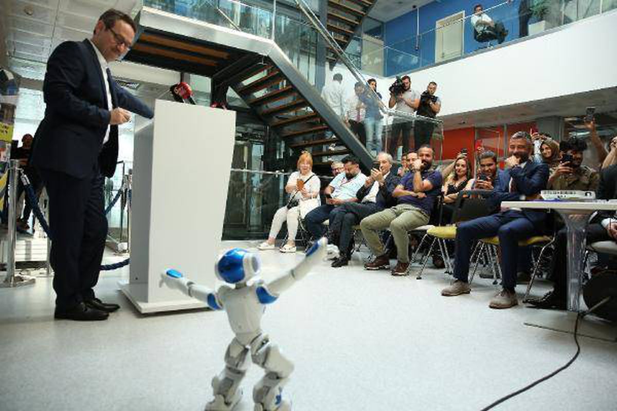 Robothespian eğitim verdi, Robot Rıfkı güldürdü