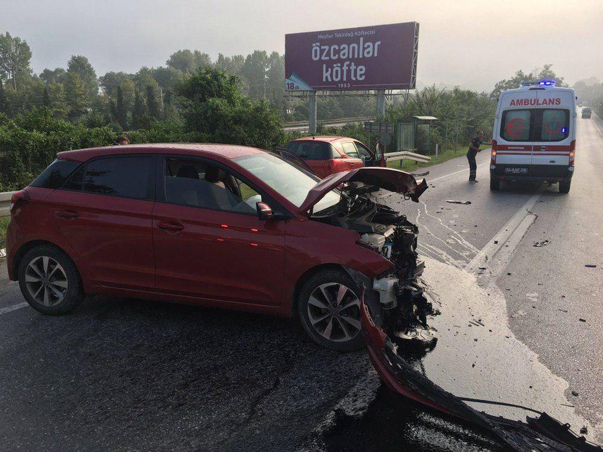 Sakarya\'da iki otomobil çarpıştı: 1 yaralı