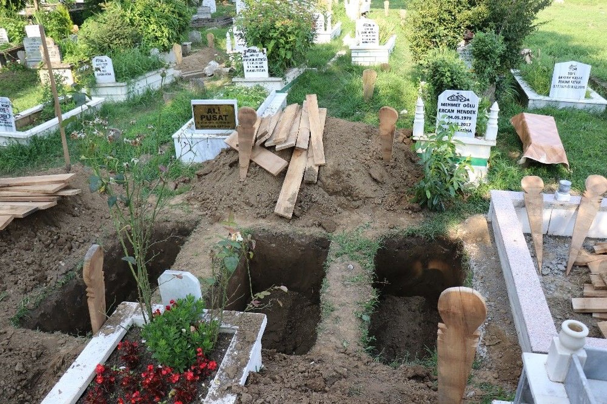 Selde hayatını kaybeden anne ve 2 kızı son yolculuklarına uğurlandı