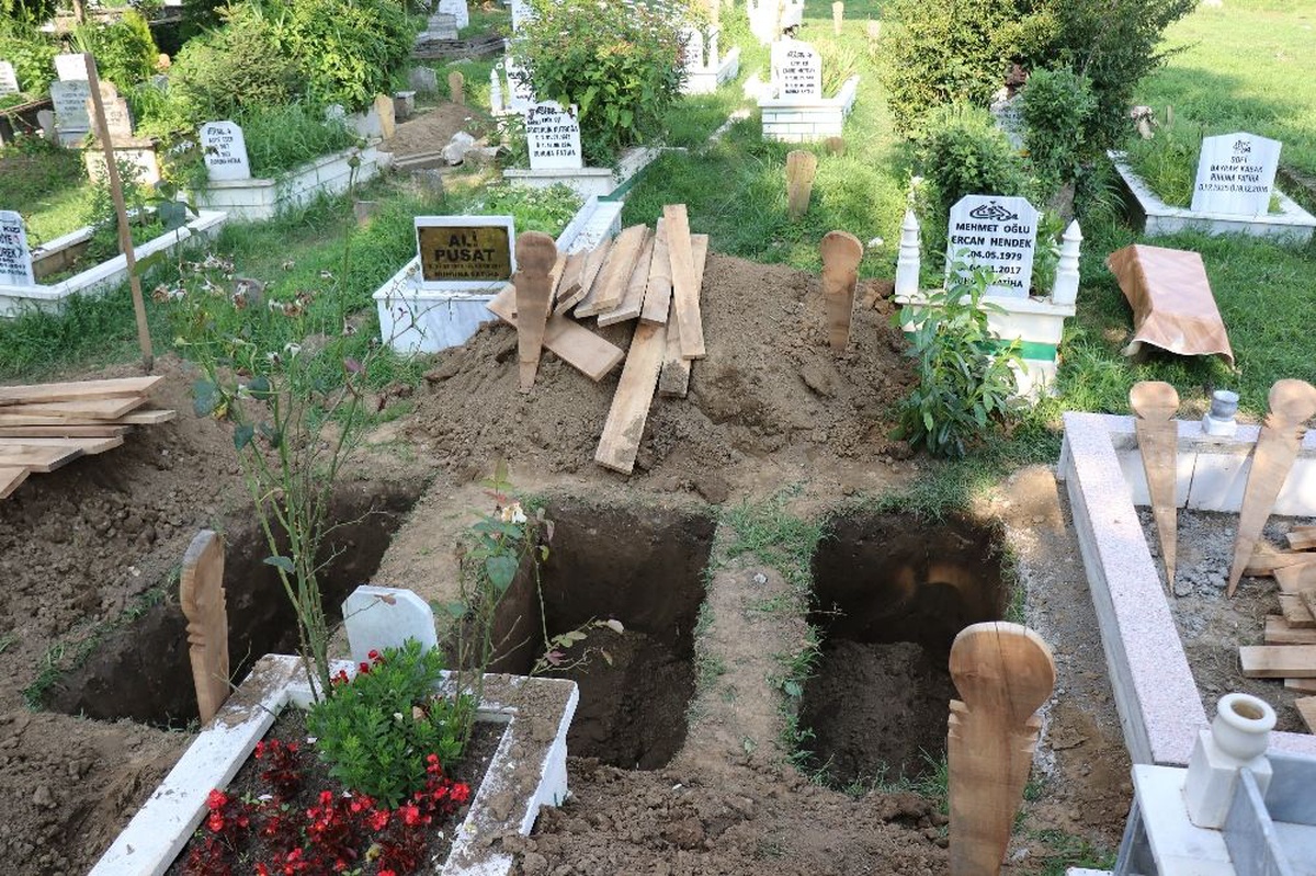 Selde hayatını kaybeden anne ve 2 kızı son yolculuklarına uğurlandı