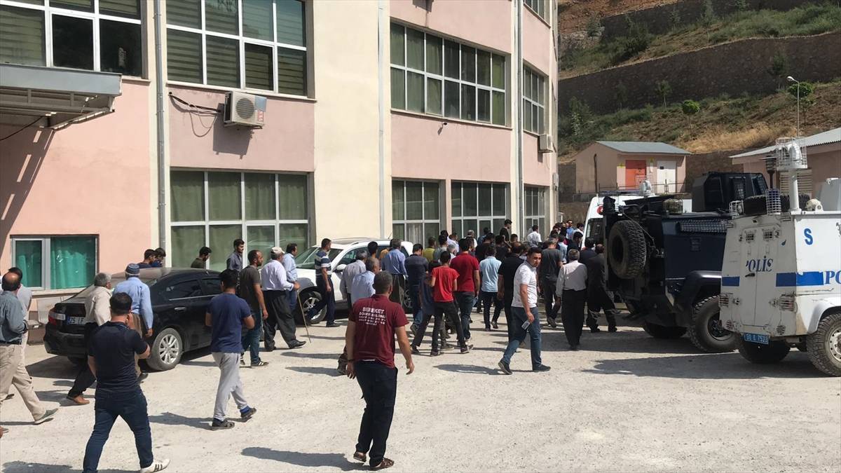 Şemdinli\'de sivil aracın geçişi sırasında patlama