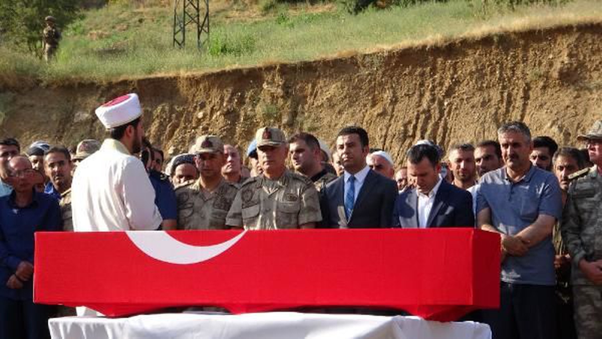 Şemdinli\'de üs bölgesi yolunda patlama: 1 ölü, 1 yaralı (2)