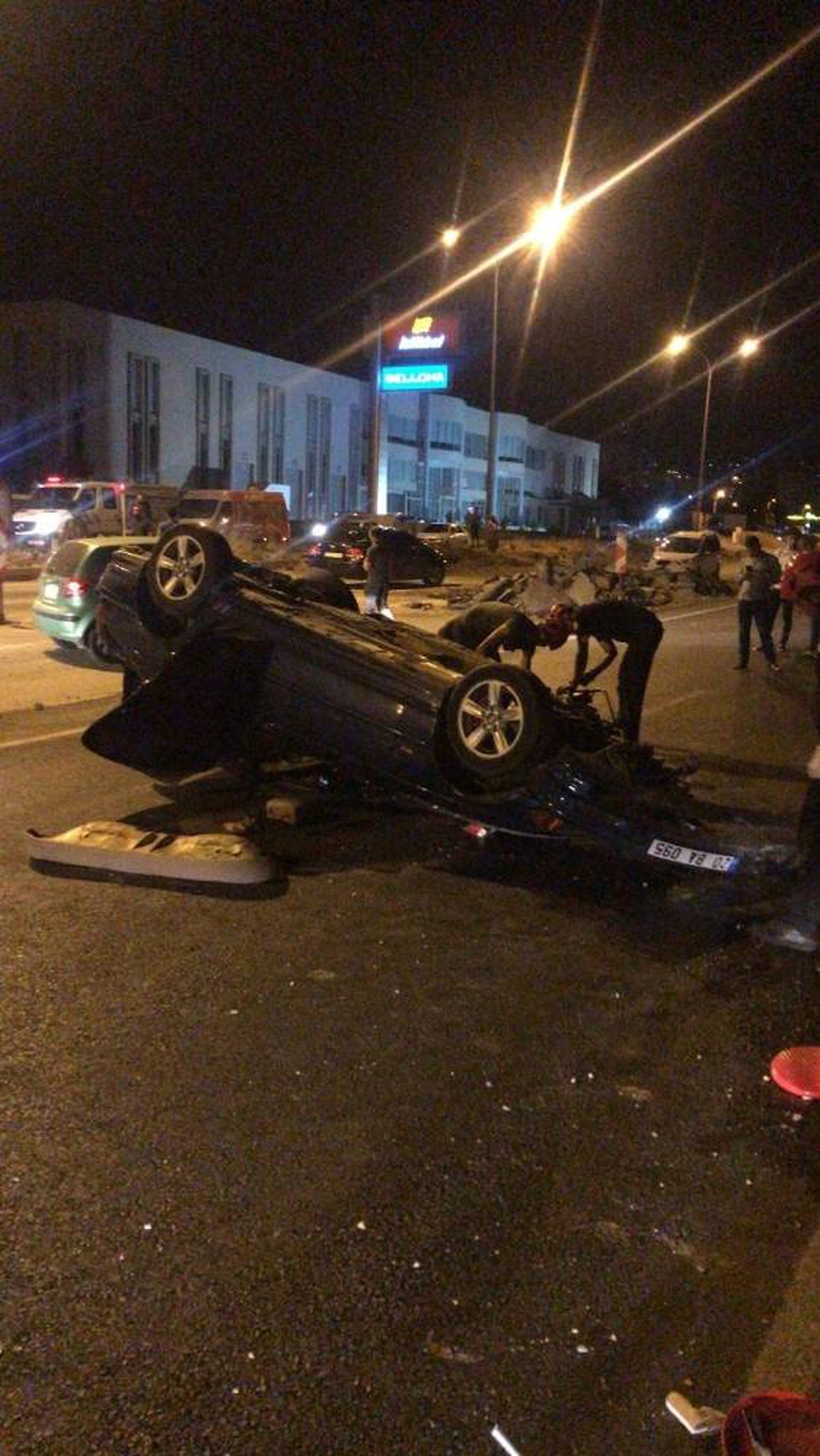 Takla atan otomobilde iki kişi yaralandı