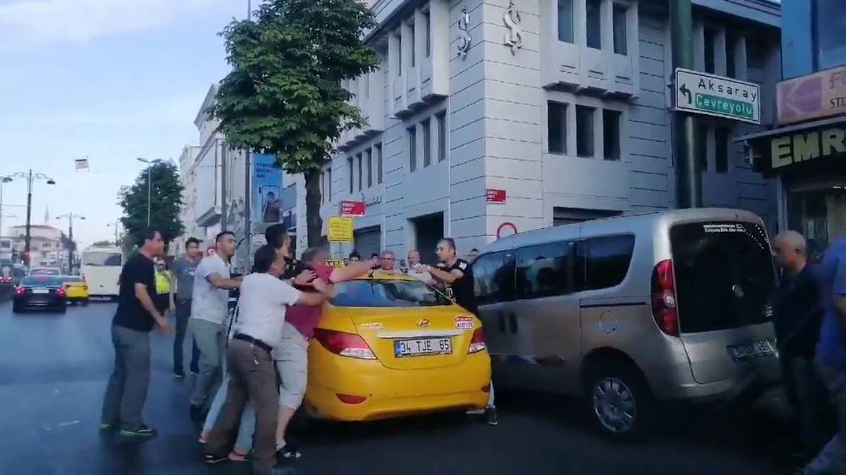 Taksiciyle, yolcunun bıçaklı kavgası kamerada