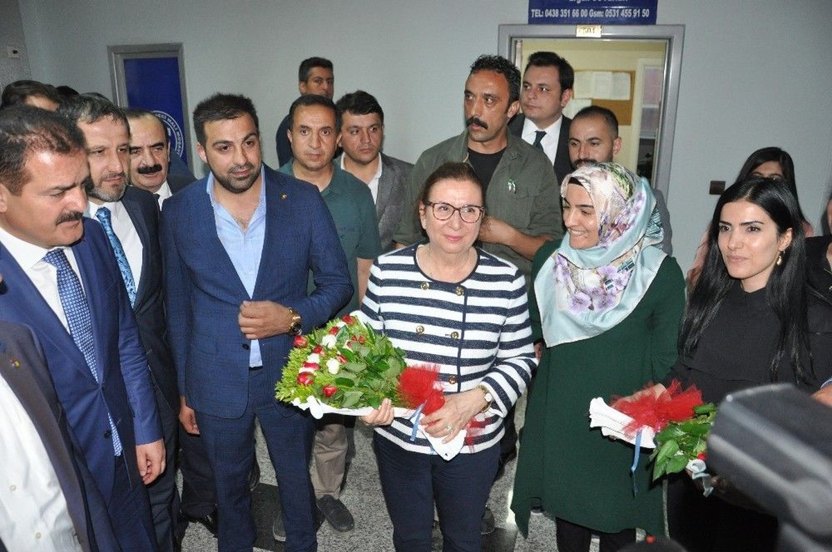 Ticaret Bakanı Pekcan, Yüksekova\'yı ziyaret etti