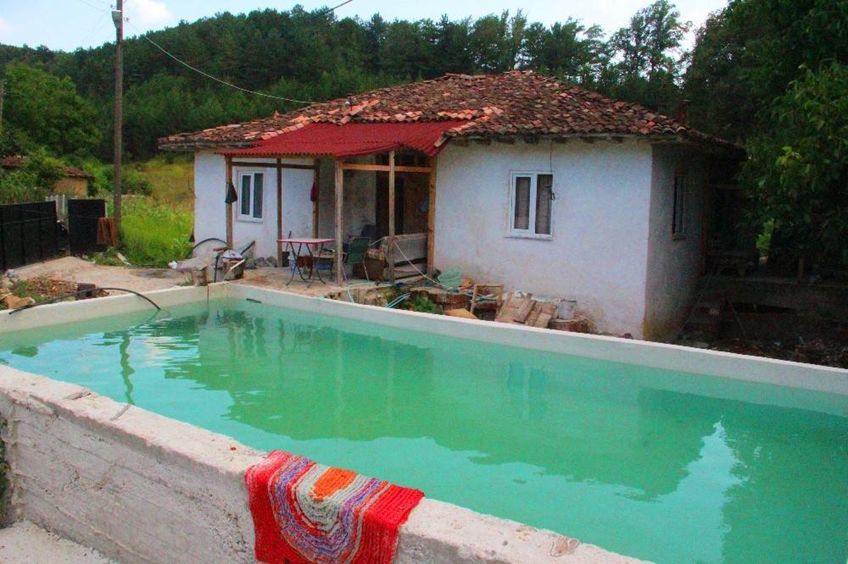 Torunları için köye havuz yaptı