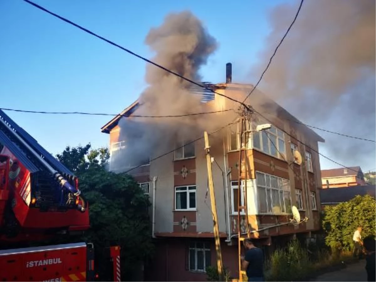Ümraniye\'de çatısı yanan binada 3 saat sonra tekrar yangın çıktı