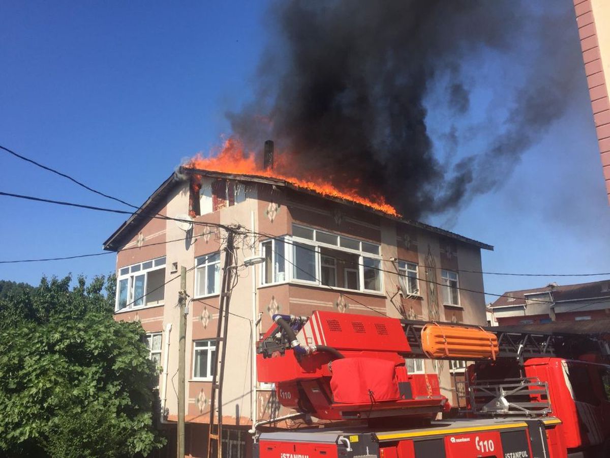 Ümraniye\'de korkutan çatı yangını