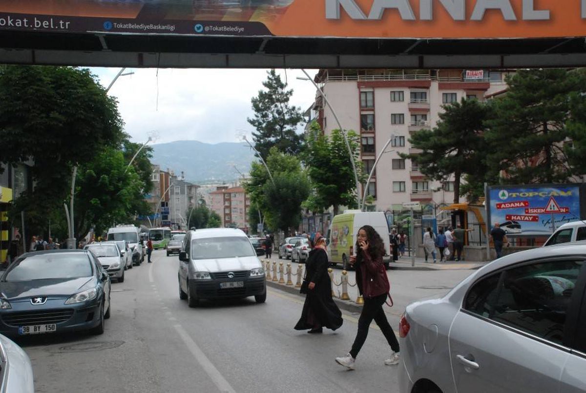Üst geçidin altından geçiyorlar