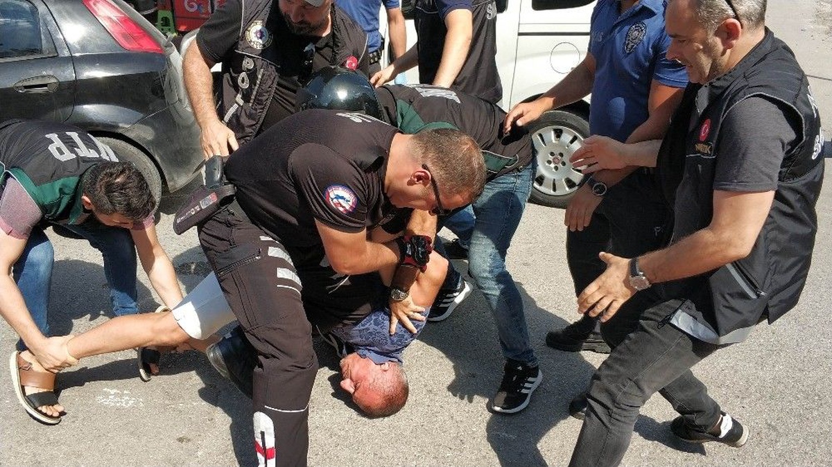 Uygulamada polisten kaçan otomobil polis aracına çarparak durdu