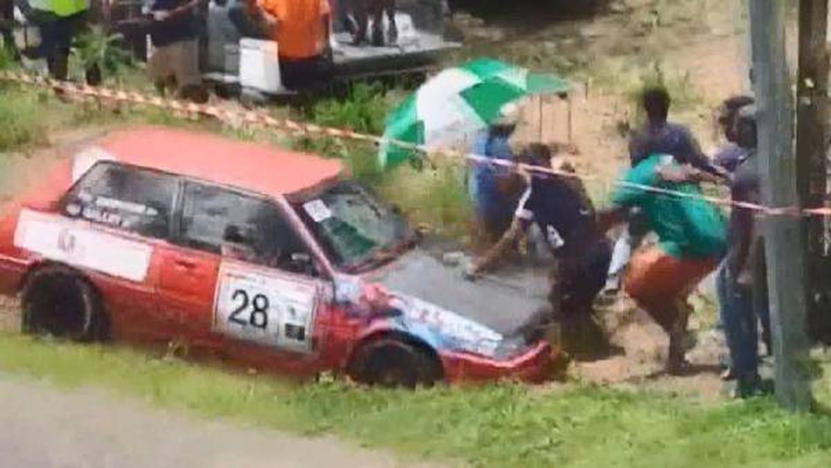 Yarış otomobilleri izleyenlerin arasına daldı: 7 yaralı