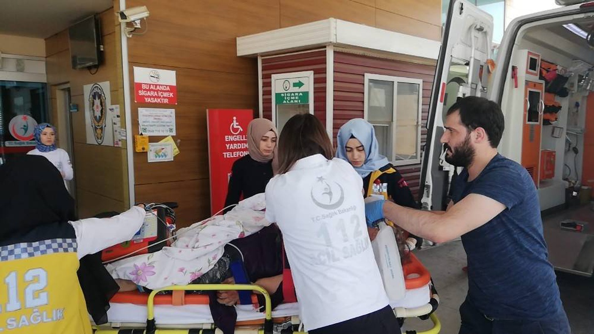Yaşlı kadın durakta otobüs beklerken kamyonun altında kalarak hayatını kaybetti
