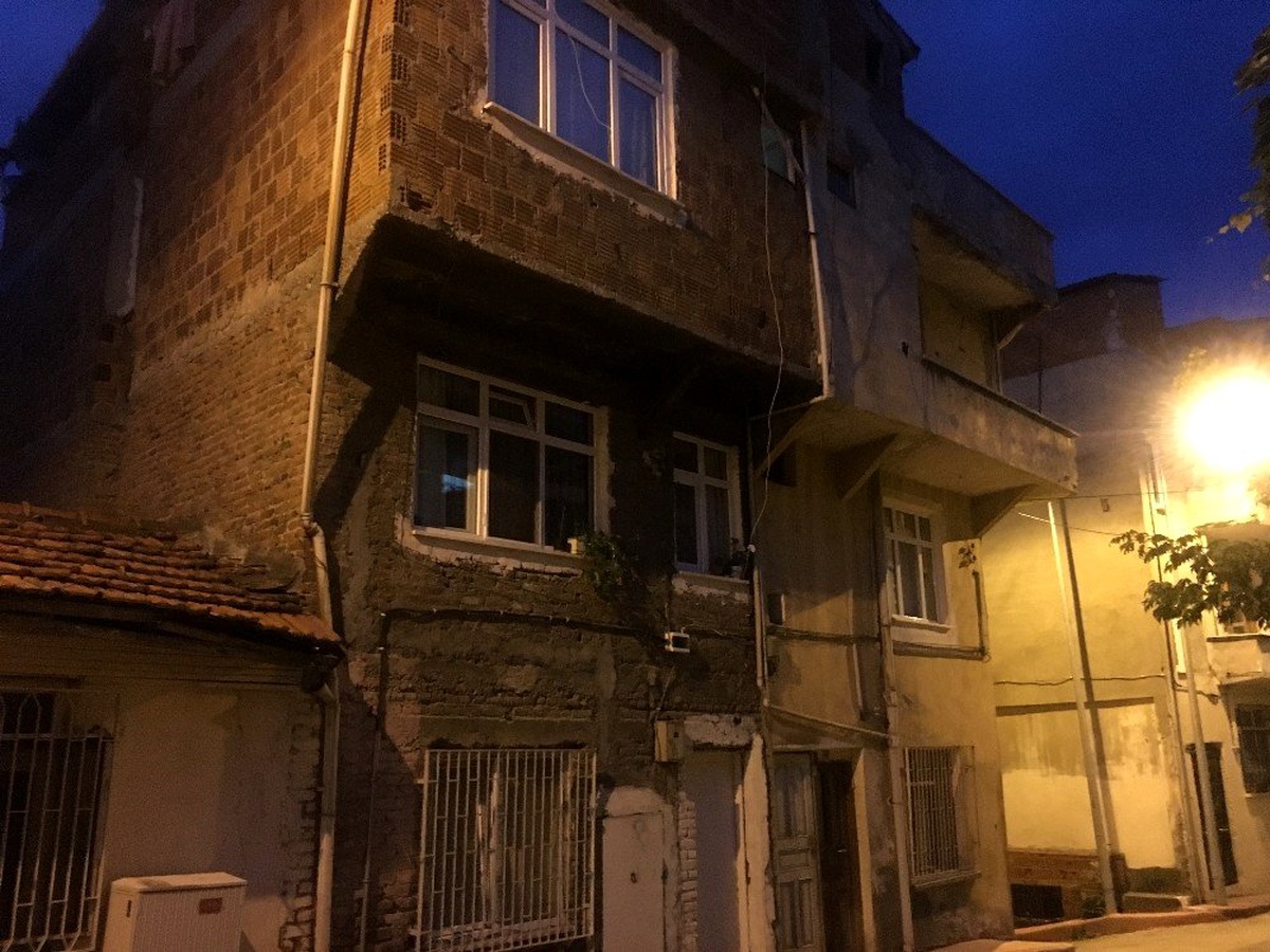 2 yaşındaki çocuk pencereden beton zemine düştü
