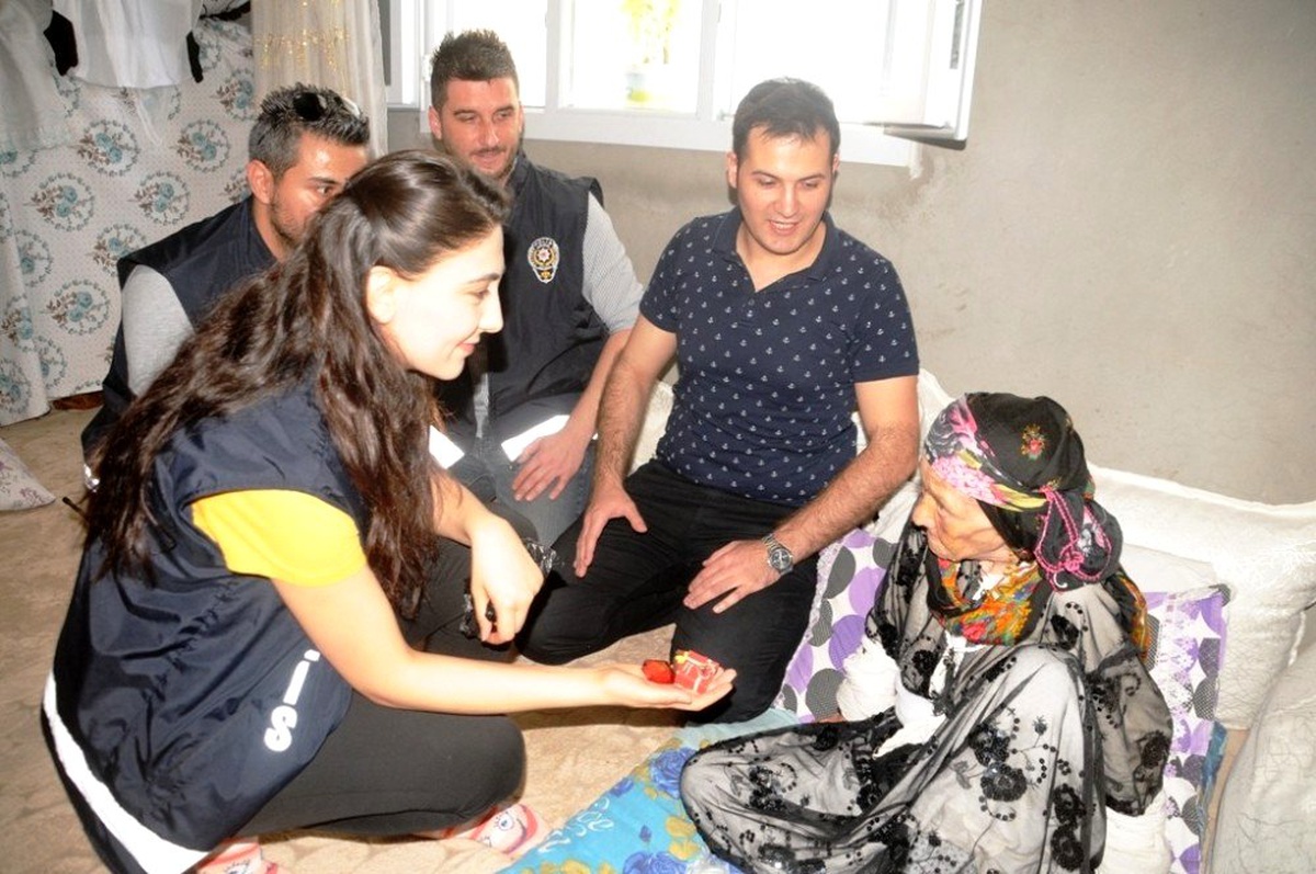 90 yaşındaki kadını darp edip boynundaki altınları çalmışlardı, tutuklandılar