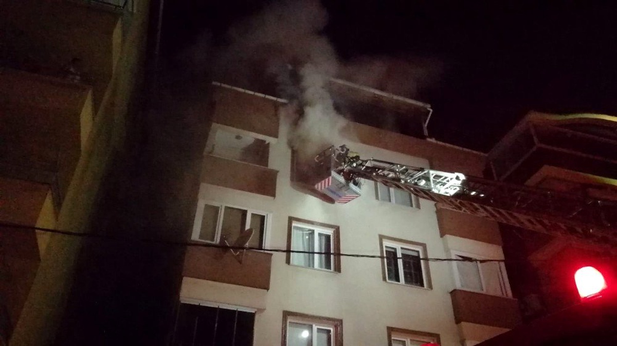 Apartman dairesinden yükselen dumanlar mahalleliyi korkuttu