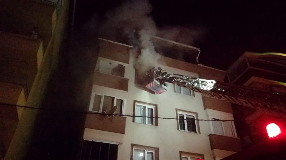 Apartman dairesinden yükselen dumanlar mahalleliyi korkuttu