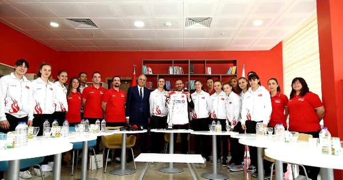 Bakan Kasapoğlu, şampiyon voleybolcuları kabul etti