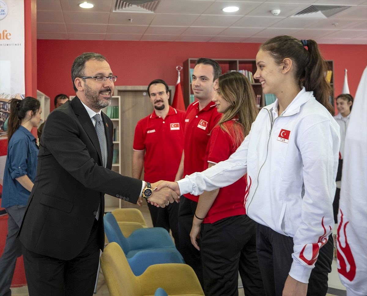 Bakan Kasapoğlu, şampiyon voleybolcularla buluştu