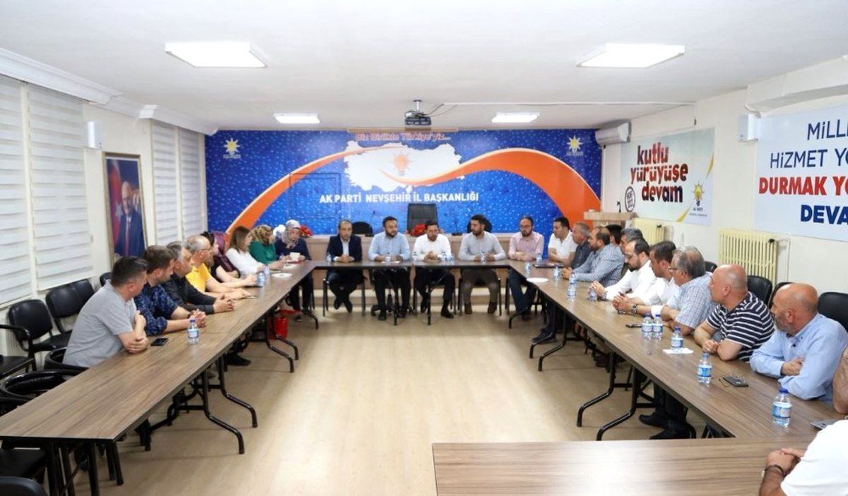 Belediye Başkanı Rasim Arı, AK Parti yönetim kurulu toplantısına katıldı
