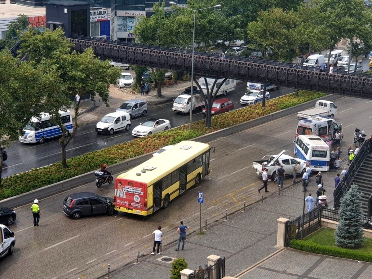 Bursa\'da yağmur kaza getirdi: 5 araç birbirine girdi
