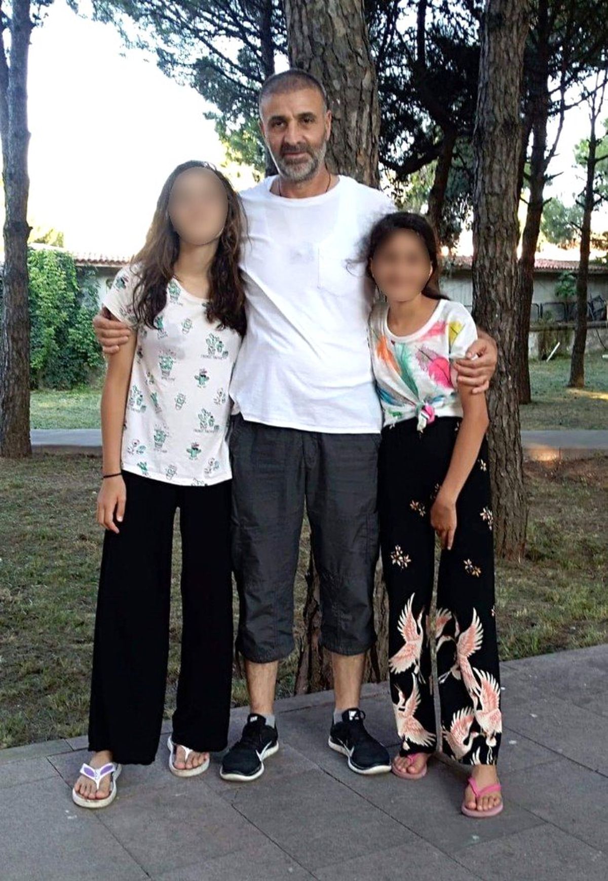 Cinnet getirdi, eşini ve çocuğunu silahla öldürdü