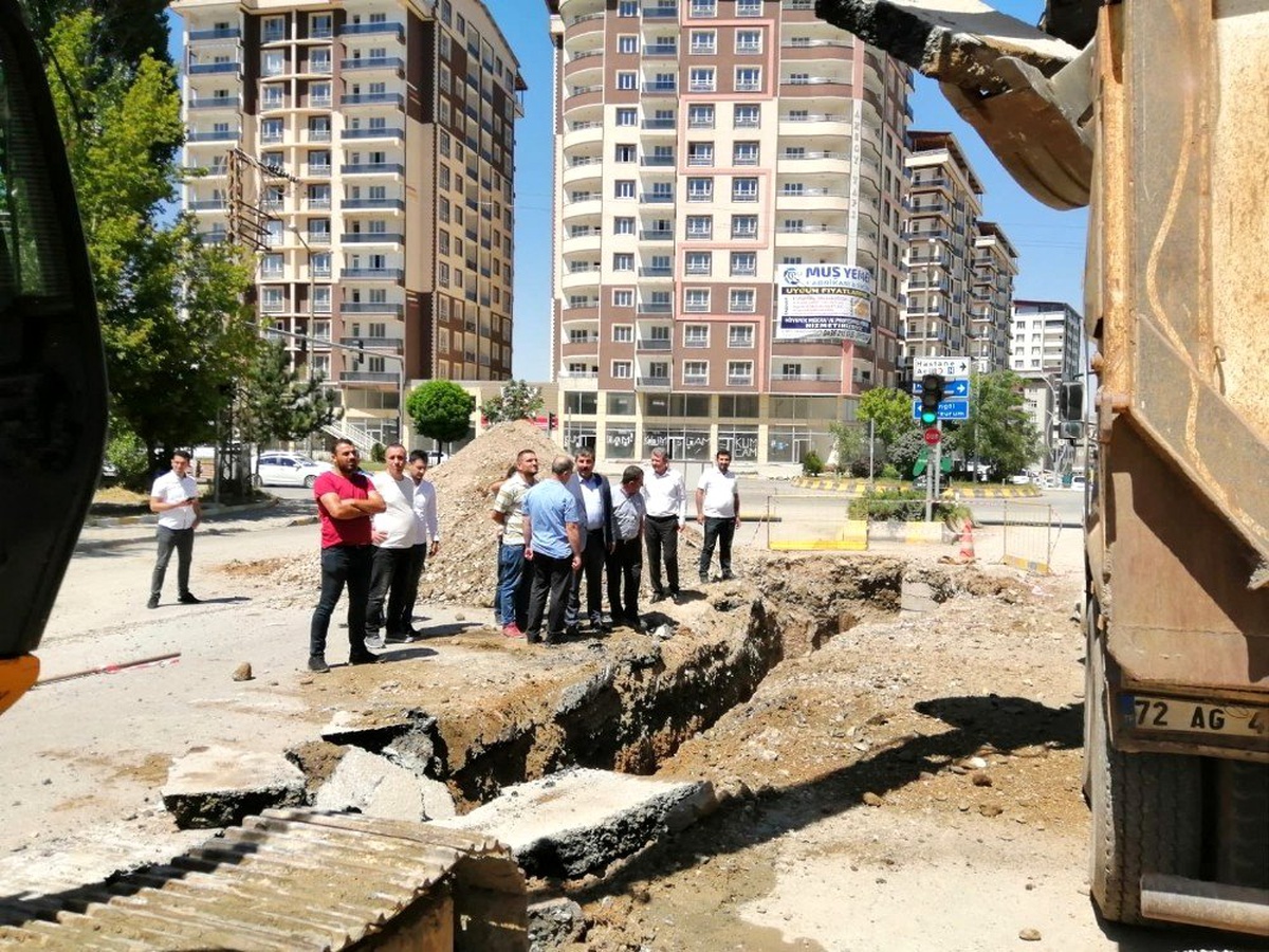Cumhuriyet Caddesinde İçme Suyu Hattı Döşemesine Başlandı