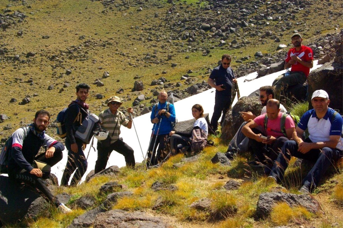 Dağcılar, Türkiye\'nin volkanik en yüksek ikinci dağı olan Süphan Dağı\'nın zirvesinde buluştu