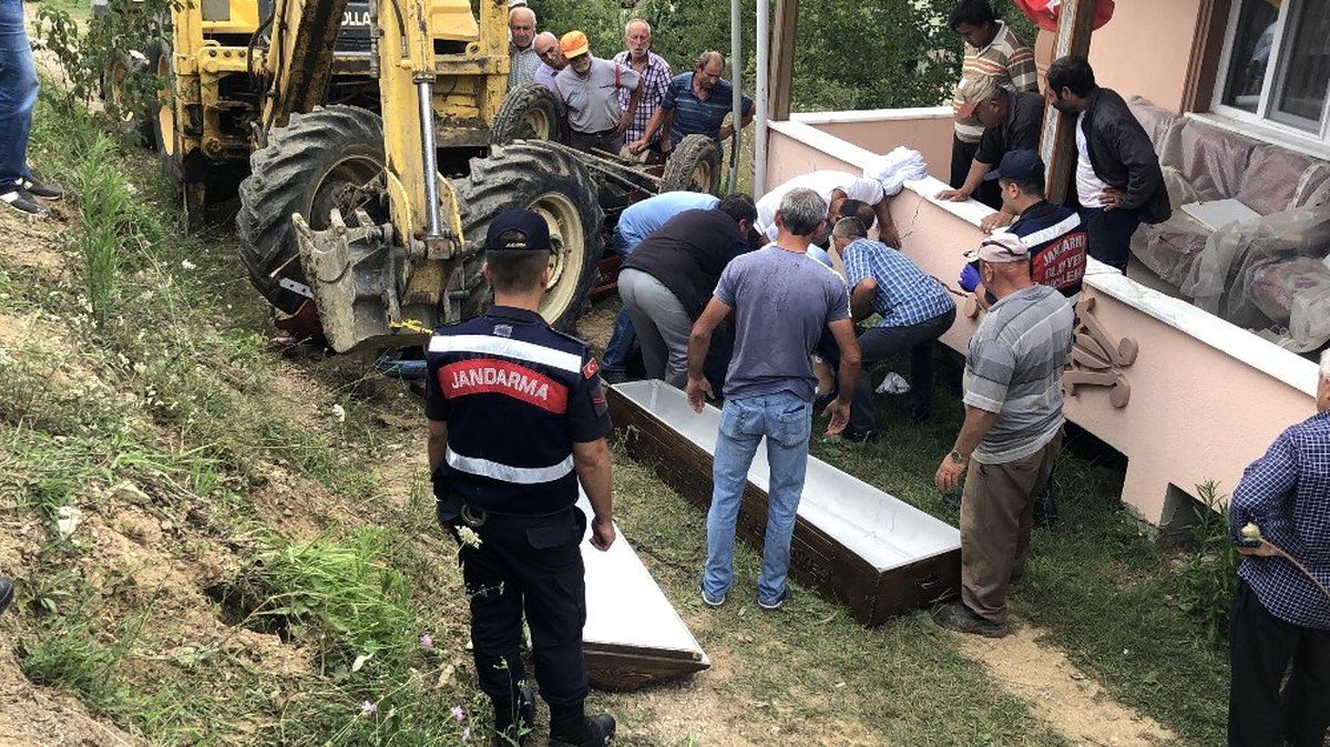 Devrilen traktörün altında kalan adam hayatını kaybetti