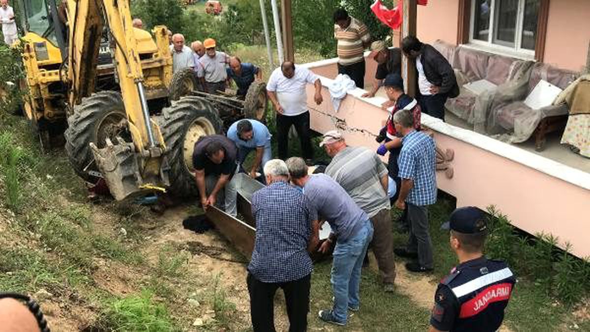 Devrilen traktörün altında kalan sürücü öldü