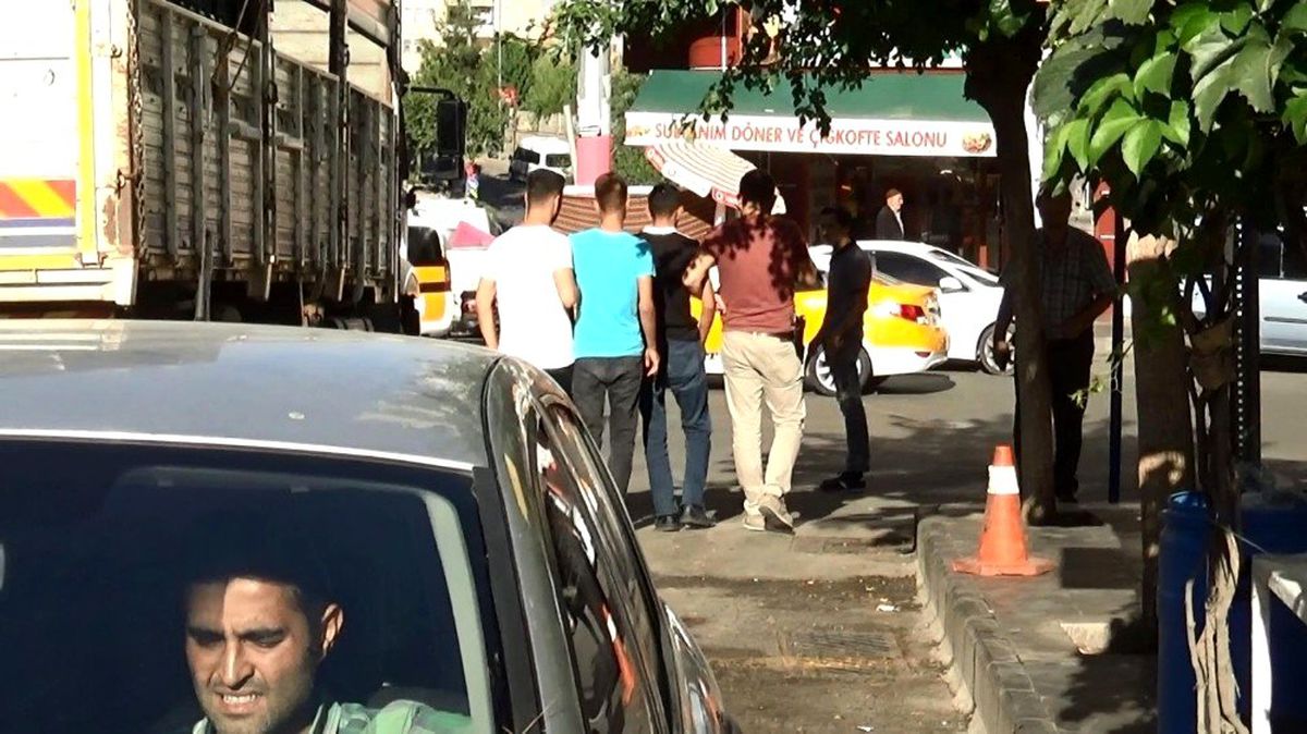 Diyarbakır\'da zırhlı polis aracına EYP ve silahlı saldırı: 4 yaralı
