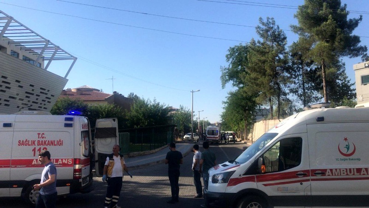 Diyarbakır Yenişehir İlçe Emniyet Müdürlüğü Şehitler Polis Merkezi Amirliği önünde bekleyen zırhlı...