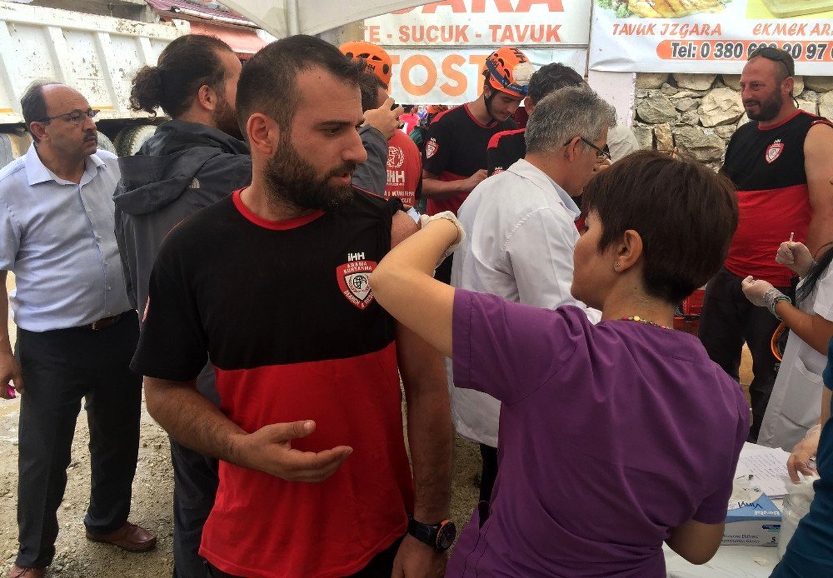 Düzce\'de sel bölgesinde çalışanlara tetanoz aşısı yapılıyor