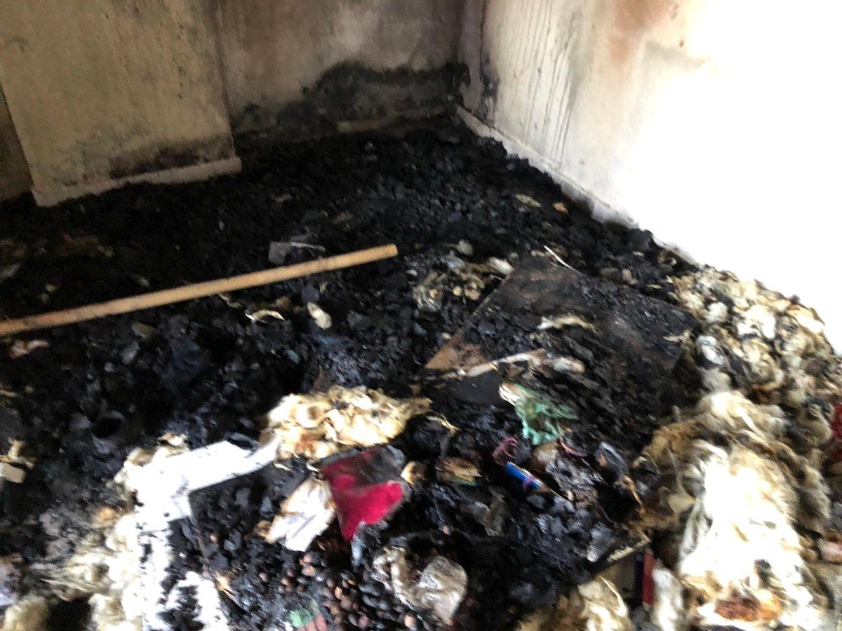 Elektrik kontağından çıkan yangın evi kül etti
