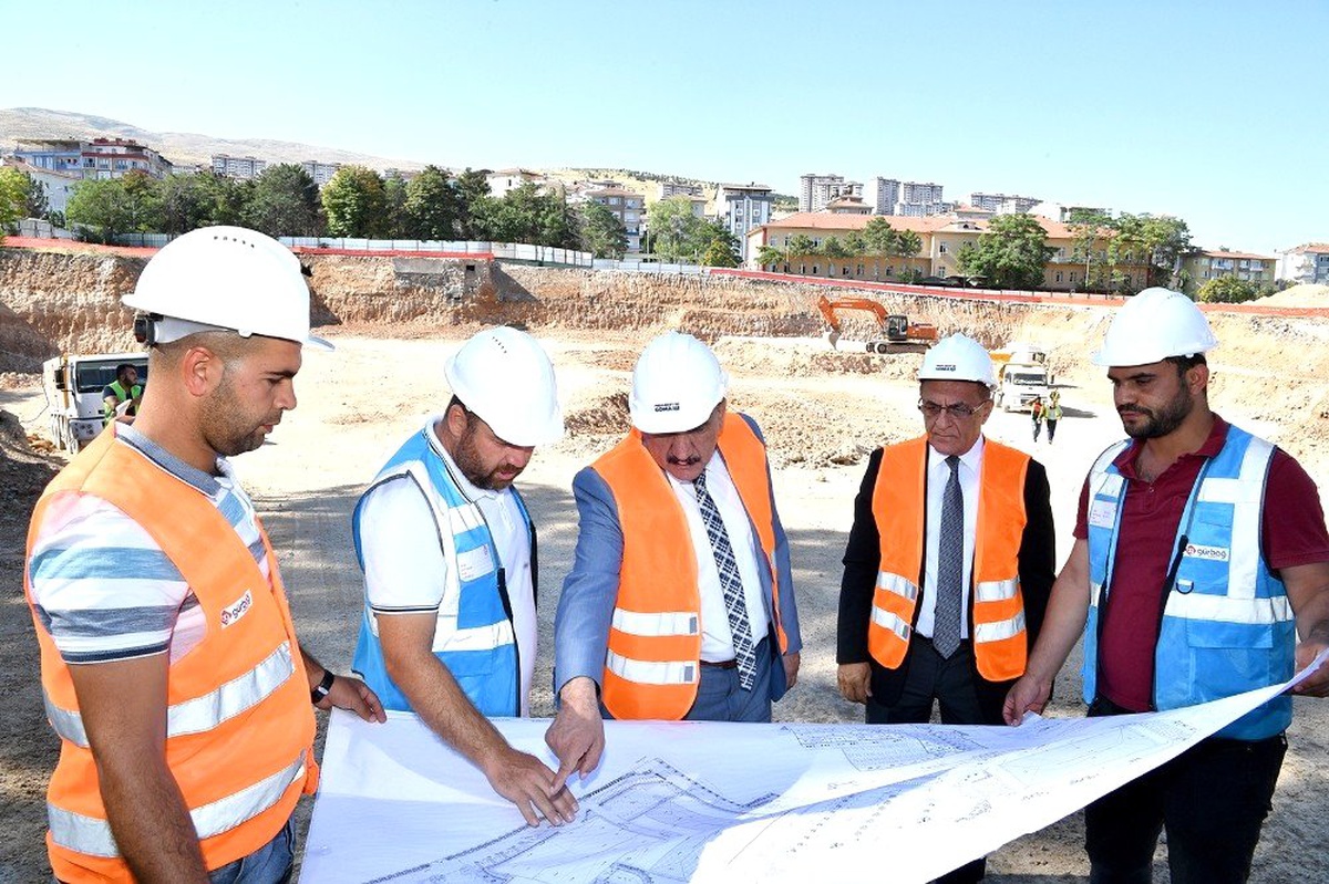 Gürkan, hastane inşaatında incelemelerde bulundu